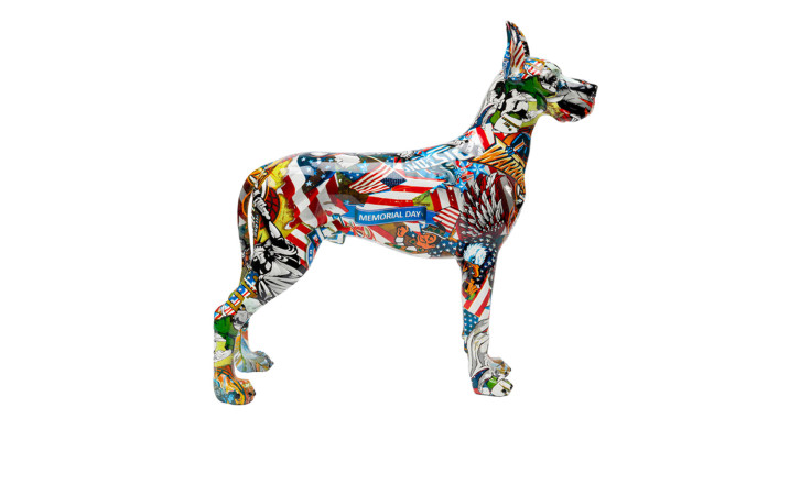 Die Deko-Figur Comic-Hund Maddox von Kare zeigt eine mehrfarbige patriotische Collage mit Flaggen und MEMORIAL DAY Text.