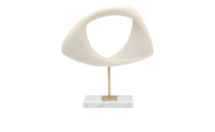 Das Kare Deko-Objekt Soft Shape ist eine weiße Polysandstein-Skulptur auf einem Goldstab und einem Marmorsockel, abgebildet auf Weiß.