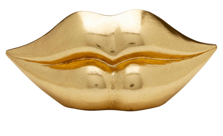 Der Kare Spardose Lips ist ein dekoratives Objekt aus goldenem Polyresin in Form von Lippen auf weißem Hintergrund.