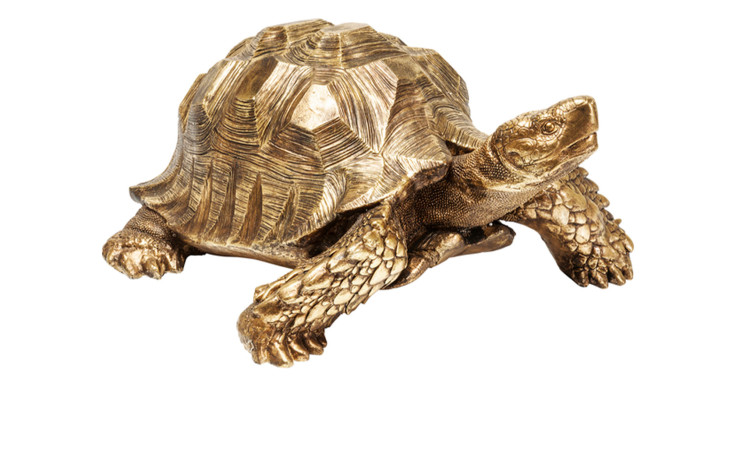 Die Kare Deko-Figur Schildkröte ist eine goldene Polyresin-Schildkröte mit detaillierter Textur auf weißem Hintergrund.