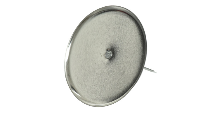 Ein silberfarbener Adventskerzenhalter 8 cm mit einem runden flachen Kopf und scharfer Spitze, isoliert auf weißem Hintergrund.