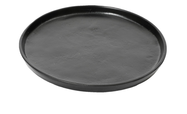 Ein runder, schwarzer Teller 43 x 43 cm mit einem erhöhten Rand auf weißem Hintergrund.