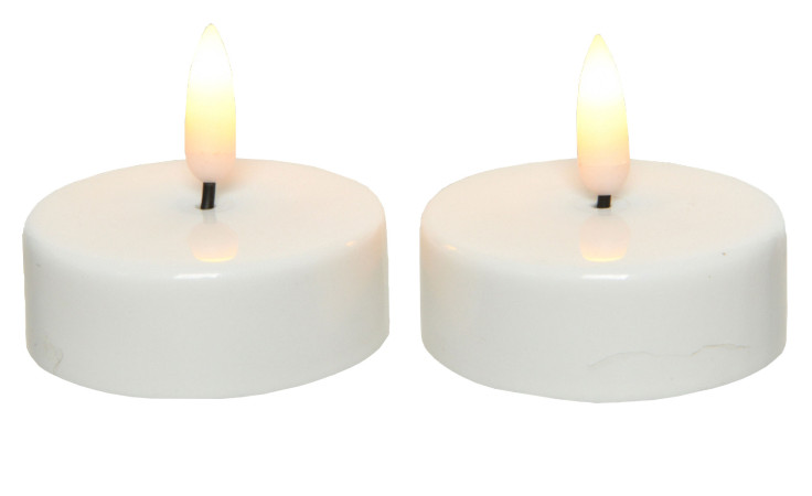 Zwei LED-Teelichter aus dem Set 5,5 cm (2 tlg.) seitlich nebeneinander auf weißem Hintergrund platziert.