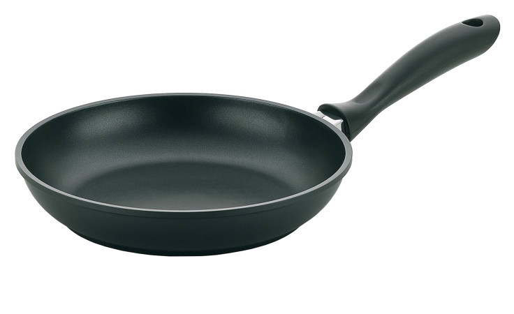 Die Bratpfanne Kerros 24 cm ist eine schwarze, antihaftbeschichtete Bratpfanne aus Aluminium mit einem gebogenen Griff, abgebildet auf weiß.