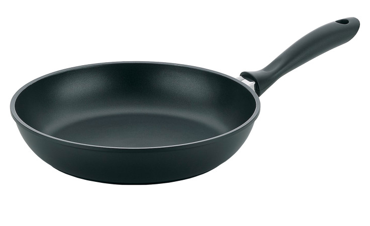 Die Bratpfanne Kerros 28 cm aus Aluminium mit Antihaftbeschichtung und langem Griff ist auf weißem Hintergrund abgebildet.