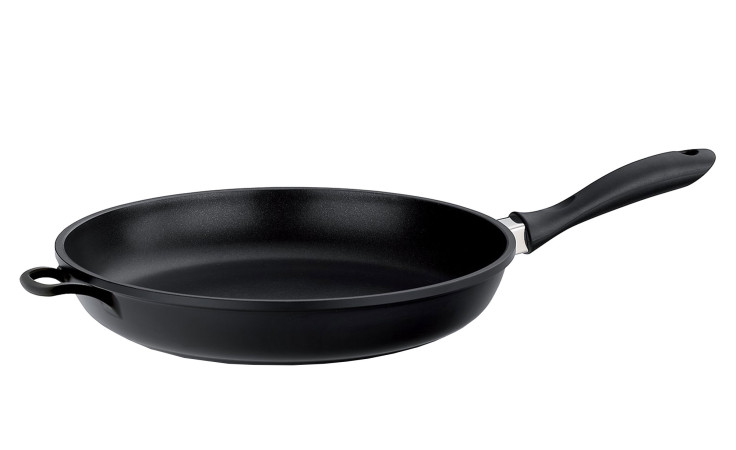 Bratpfanne Kerros 32 cm, schwarz Aluminium, antihaftbeschichtet, mit Griff, seitlich auf weißem Hintergrund.