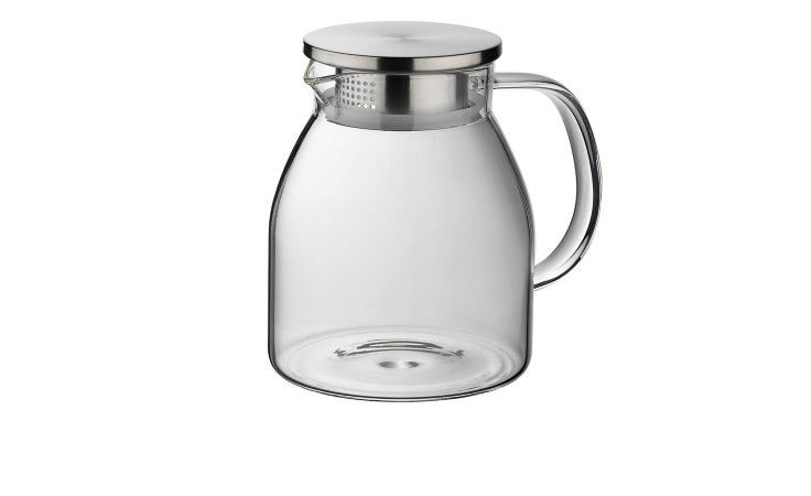 Die Universalkanne Luna 1200 ml ist ein transparenter Glaskrug mit Henkel und Metalldeckel, 12 cm hoch, auf weißem Grund.