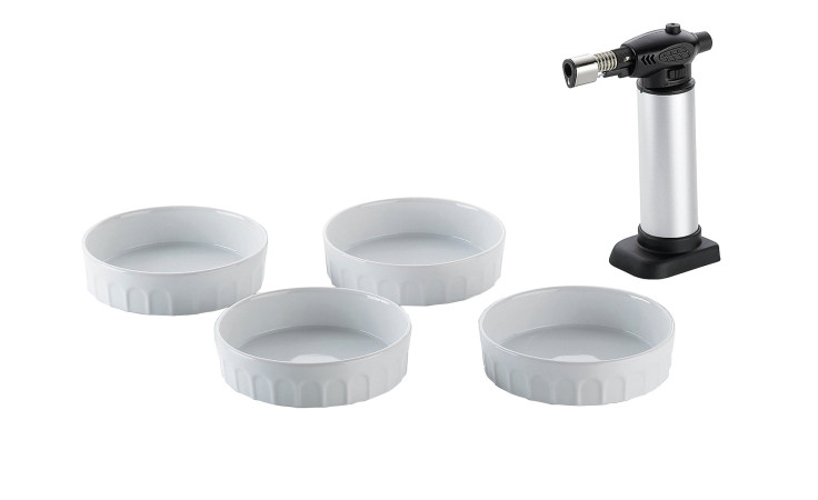 Creme Brulee-Set Manou 5 tlg. mit vier Auflaufformen und einer silbernen Küchenfackel auf weißem Hintergrund.