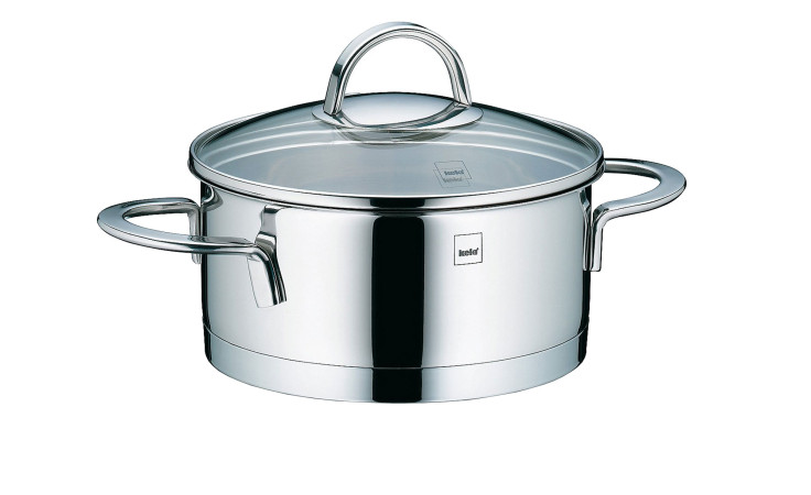 Der Bratentopf Cailin 16 cm, silberfarben, Edelstahl, mit zwei Griffen und Glasdeckel, auf weißem Grund.