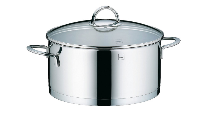 Der Bratentopf Cailin 24 cm ist ein glänzender Edelstahltopf mit zwei Griffen und einem Glasdeckel.