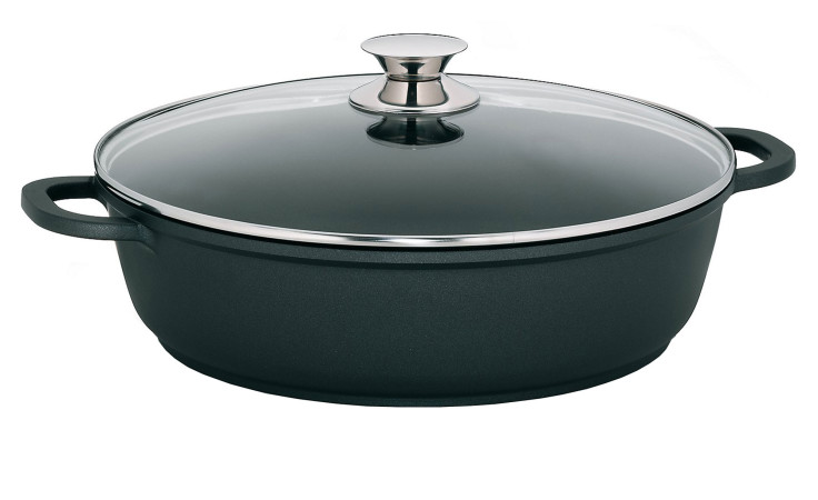 Servierpfanne Kerros 32 cm: Auflaufform mit Griffen, Glasdeckel und einem Metallknauf oben.