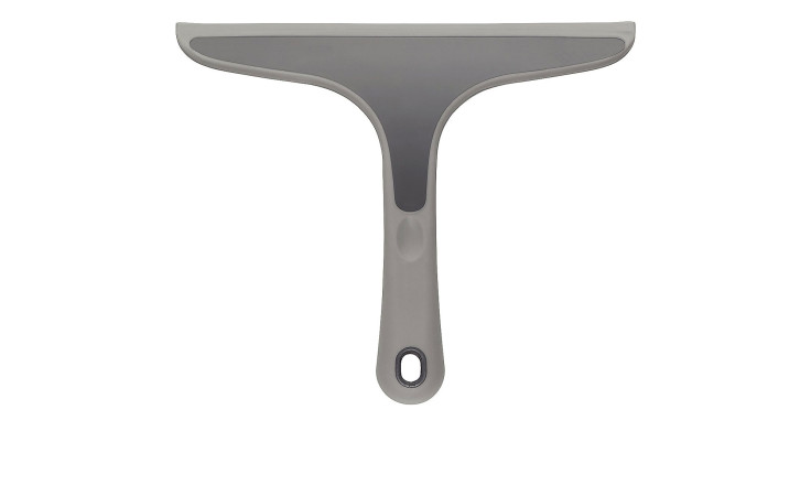 Der Duschabzieher Tess ist ein grauer Kunststoffabzieher mit einem breiten Gummiblatt und Griffloch zum Aufhängen.