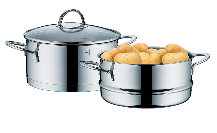 Zwei silberfarbene Universal-Dünster Cailin 20 cm, eines mit Glasdeckel, eines mit Kartoffeln, auf weißem Hintergrund.