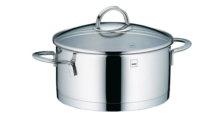 Der Bratentopf Cailin 20 cm ist ein silberfarbener Edelstahltopf mit zwei Griffen und einem Glasdeckel.