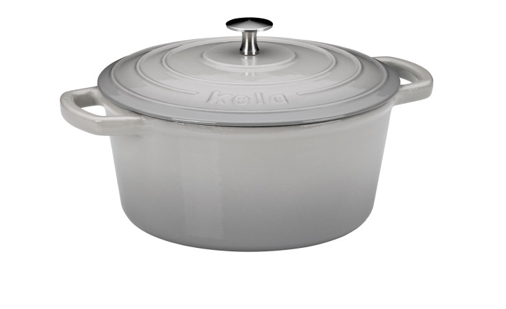 Bräter Calido 3,8 l aus grauer Keramik mit Deckel und zwei Henkeln, mit dem Markenzeichen kela auf der Oberseite.
