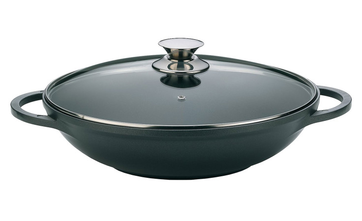 Wok Kerros 32 cm, schwarzes Aluminium, zwei Griffe, Glasdeckel, abgebildet auf weißem Hintergrund.