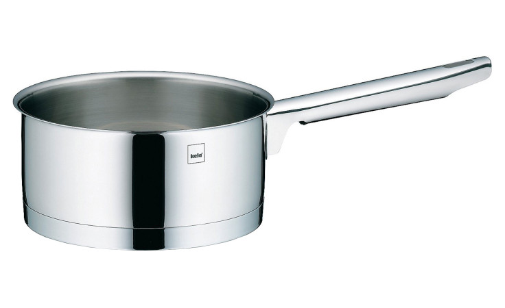 Die Stielkasserolle Cailin, 16 x 7,5 cm, silberfarbener Edelstahl, mit langem Griff auf weißem Hintergrund.