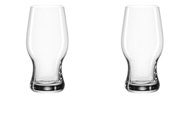 Zwei Leonardo Bierglas-Set 2 tlg.Taverna 500 ml Gläser mit Maße-Markierungen stehen nebeneinander auf weißem Grund.