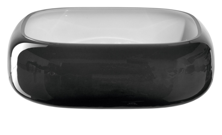 Die Leonardo Schale Milano ist eine quadratische, schwarz glänzende Schale mit glatten Rändern und weißem Innenleben, 23 x 23 cm.