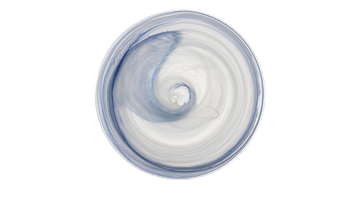 Der Teller Salerno 27,5 cm ist ein runder Glasteller mit einem weiß-blauen Spiralmuster auf weißem Hintergrund.