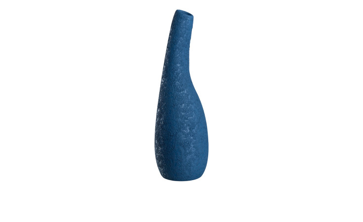 Hohe, strukturierte Vase Salerno 40 cm in Blau mit geschwungenem Hals - ideal zur Dekoration vor weißem Hintergrund.