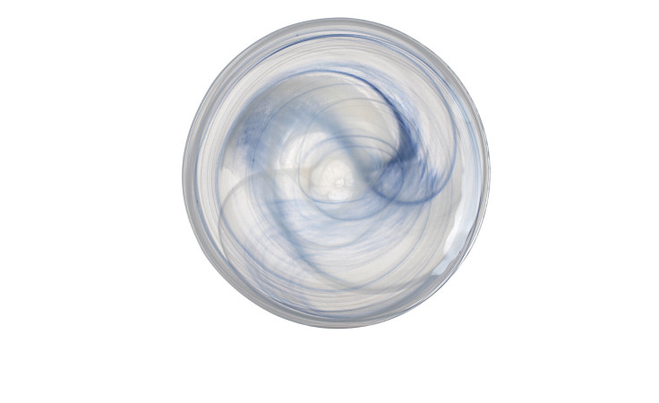 Eine Draufsicht auf den Teller Salerno 17,6 cm zeigt ein wirbelndes Blau und Weiß für einen marmorierten Mehrfarbig-Effekt.