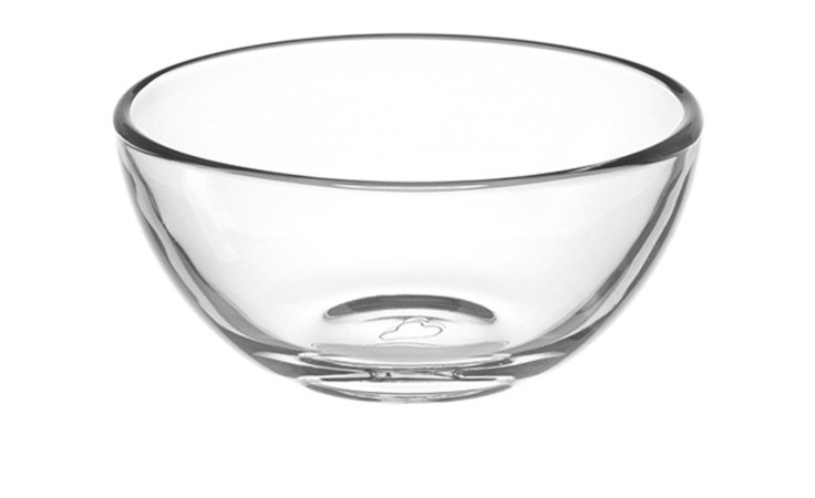 Die Leonardo Schale Cucina 10 cm ist eine transparente Glasschale mit einer glatten, runden Form auf weißem Grund.