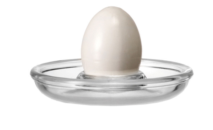 Ein weißes Ei steht in dem transparenten Leonardo Eierbecher Ciao 12 cm vor einem weißen Hintergrund.
