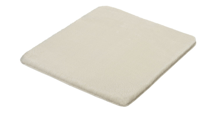 Der Kleine Wolke Badteppich Cony, 55 x 65 cm, ist ein hellbeiger, weicher Kunstfaserteppich mit einer flauschigen Struktur.