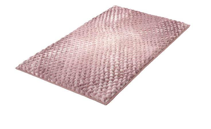 Kleine Wolke Badteppich Cory 60 x 100 cm: weicher rosa Synthetikfaser-Teppich mit Rautenmuster, abgebildet auf weißem Hintergrund.