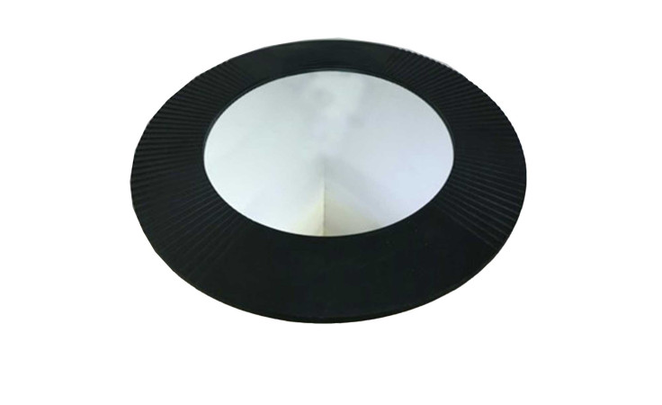 Spiegel 40 cm: runder Spiegel mit geriffeltem Außenrand und glatter, schräger Innenfläche, von oben betrachtet.