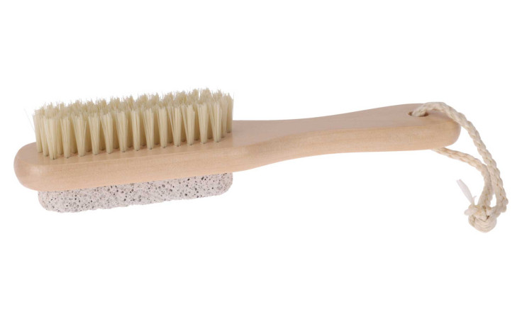 Die Pedikürebürste hat Kirschholz, Borsten auf der einen Seite, Bimsstein auf der anderen, und eine Seilschlaufe zum Aufhängen.