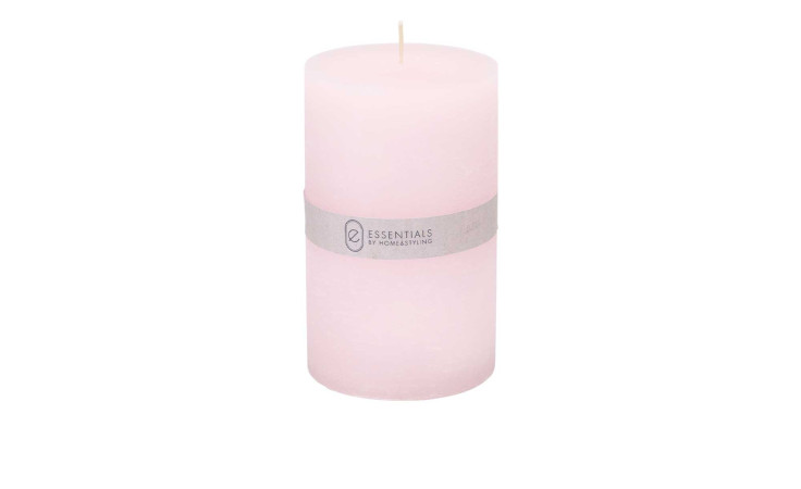 Die Kerze 9 x 15 cm hat einen rosa Farbton und ein graues Etikett, ideal als Zubehör oder Dekoration auf weißem Hintergrund.