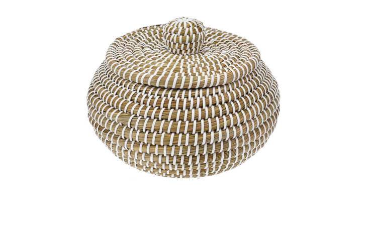 Korb 26 x 21 cm: runder Korb mit Deckel von Natur Braun mit hellbraunem und weißem Muster, auf weißem Grund.