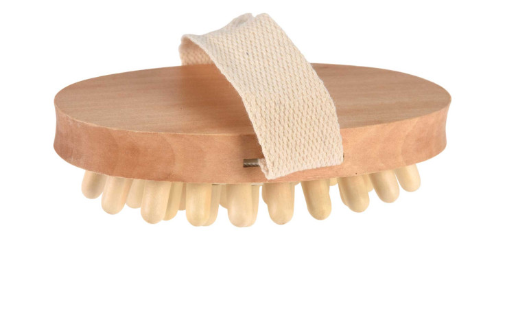 Massagebürste: ovale Holzbürste in Braun mit hellen Borsten und weißem Band-stabiles Bad-Accessoire.