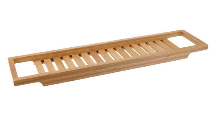 Die Wannenablage 64 x 15 cm verfügt über einen Lattenrost in der Mitte, offene Griffe und eine elegante Holzfarben Dekoration.