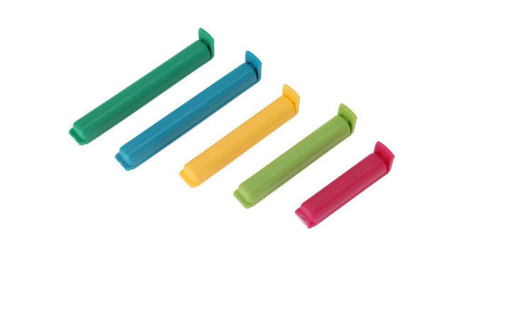 Das Frischhalteklammer Set 24 Stck. zeigt fünf bunte Clips in einer Reihe auf weißem Hintergrund.