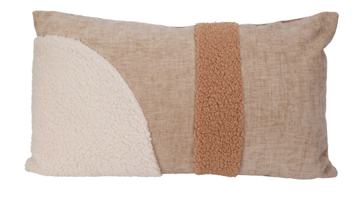 Kissen 30 x 50 cm: Rechteckiges beigefarbenes Chenille-Kissen mit cremefarbener Sherpa-Ecke und vertikalem braunem Sherpa-Streifen.