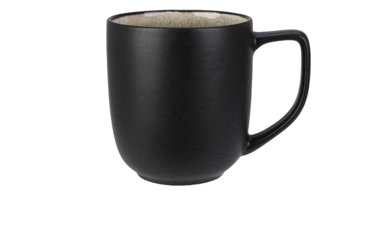 Ein Henkelbecher 390 ml Schwarz-Braun Keramik Becher mit Henkel auf weißem Hintergrund.