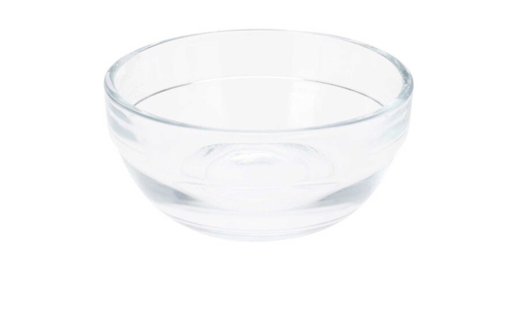 Ein klares Dessertschalen-Set 6 tlg. 80 ml Schale steht leer auf einem weißen Hintergrund.