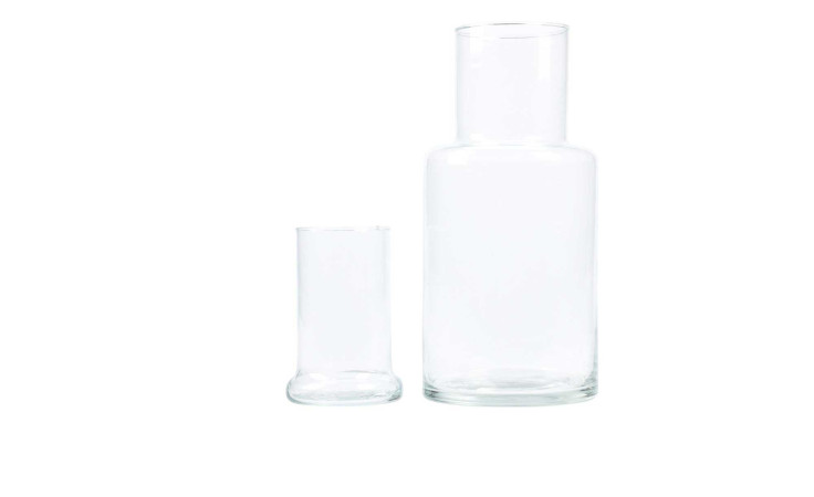 Das Karaffe mit Trinkglas-Set ist eine elegante Dekoration für jeden weißen Hintergrund.