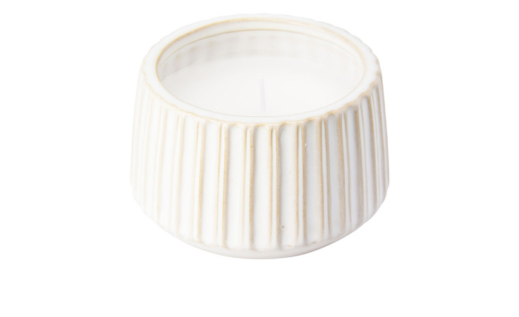 Kerze 6 cm in einem weiß gerippten Keramikhalter mit einer Paraffinkerze auf weißem Hintergrund.