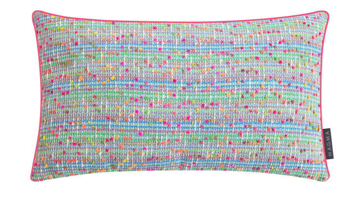 Kissenhülle Joy 30 x 50 cm: Rechteckige Jacquard-Kissenhülle mit bunten Sprenkeln, rosa Paspel und MAGMA-Anhänger.