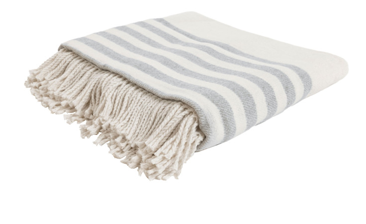 Plaid Sela 150 x 200 cm: Cremefarbene Decke mit grauen Streifen aus Jacquard-Mischgewebe und Fransen, abgebildet auf weißem Hintergrund.