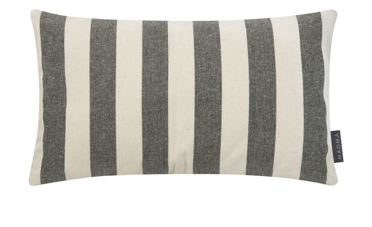Kissenhülle Vito 30 x 50 cm mit schwarzen und weißen Streifen aus Naturfaser, seitlichem schwarzem Etikett.