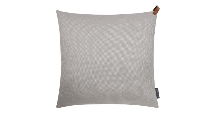 Hellgraue Kissenhülle Korfu 50 x 50 cm aus Kunstfaser, kleine braune Schlaufe, dunkles Etikett, auf weißem Hintergrund.