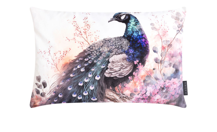 Kissenhülle Fiori 40x60 cm aus weißem Samt mit buntem Pfau und pinken Blumen im Wasserfarben-Design.