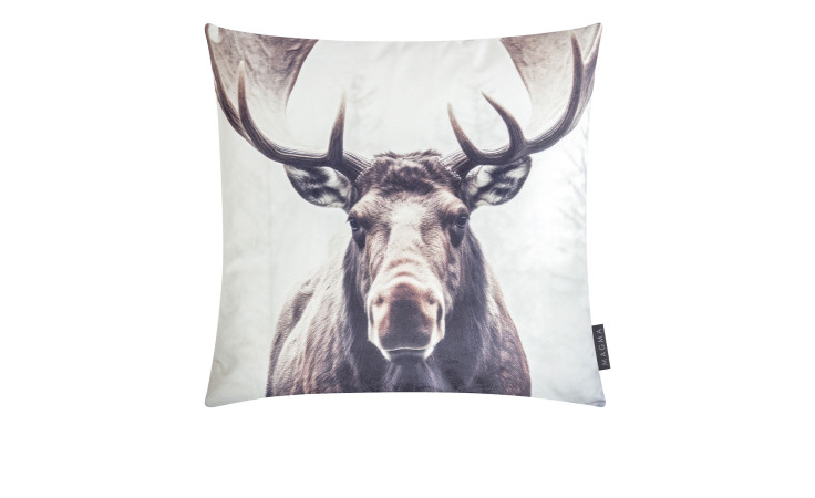 Quadratische Kissenhülle Wild Animals 45x45 cm mit einem realistischen Elch und großem Geweih auf beigem Synthetiksamt.