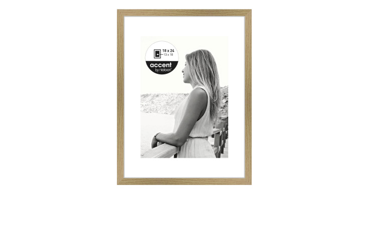 Bilderrahmen Aura 18 x 24 cm mit einem holzfarben Holzrahmen und transparentem Glas.