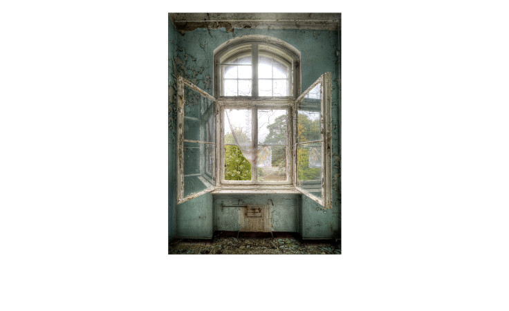 Alubild Lost Space 70 x 100 cm, altes, offenes Fenster von innen